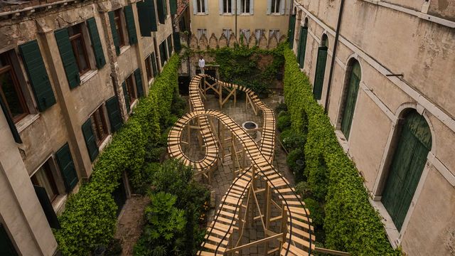 EJ Hill, Pillar, 2017. Wood, PVC. Dimensions variable. 57th Venice Biennale, Palazzo Contarini Polignac. May 12–August 13, 2017. Photo: Sergey Illin / PinchukArtCentre.