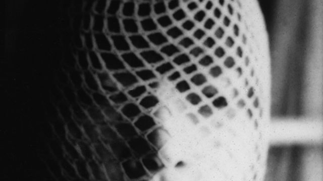 Cecilia Vicuña, Cabeza amarrada (Bound head), 1970.