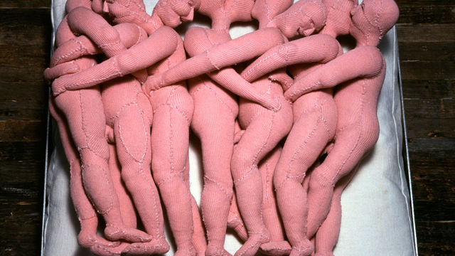 Louise Bourgeois, SEVEN IN BED, 2001