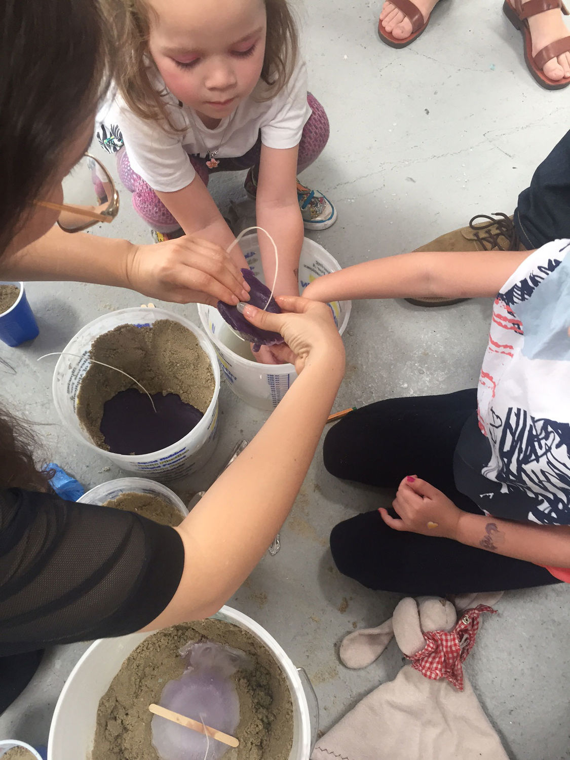 Kids working with artist Kelly Akashi