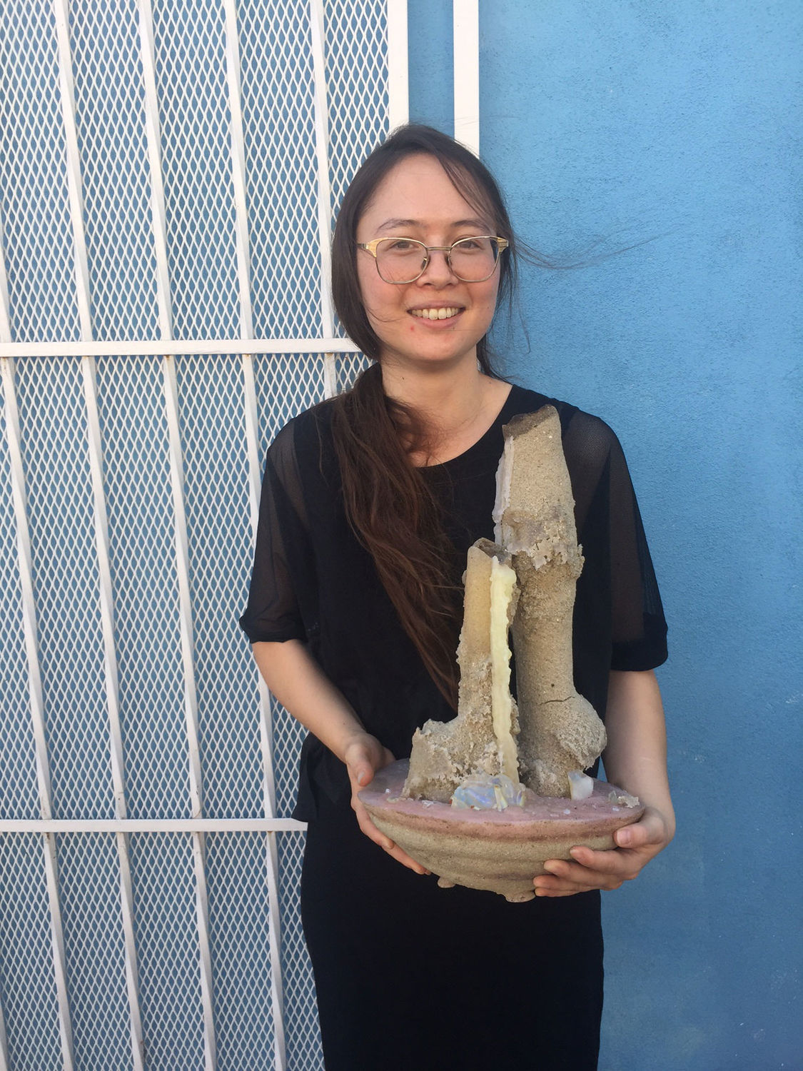 Kelly Akashi with her sand sculpture