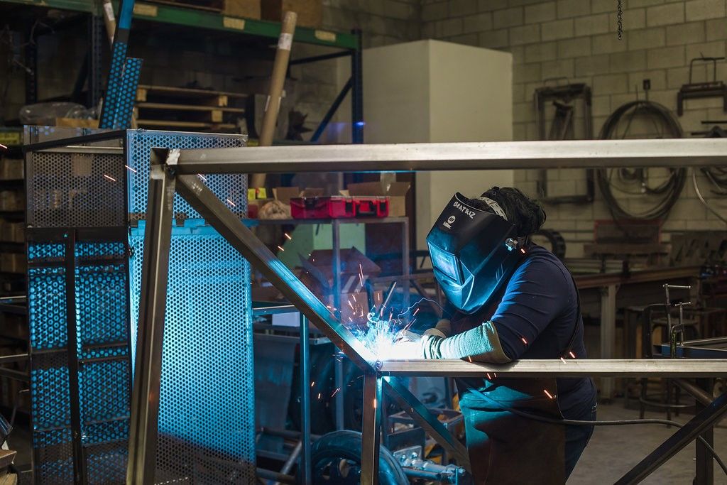 Beatriz Cortez at work at Molten Metal Works. Photograph by Gina Clyne, courtesy of Clockshop. 