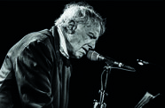 Mayo Thompson performing a live concert