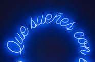 neon sign that says: Que sueñes con los angelitos 