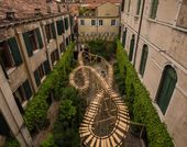 EJ Hill, Pillar, 2017. Wood, PVC. Dimensions variable. 57th Venice Biennale, Palazzo Contarini Polignac. May 12–August 13, 2017. Photo: Sergey Illin / PinchukArtCentre.
